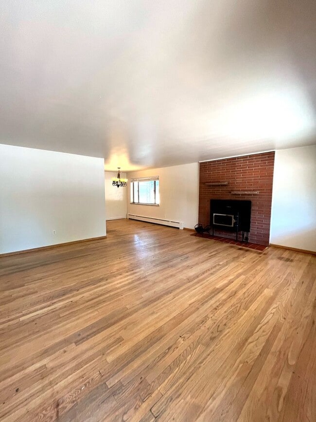 Photo - HUGE 4bd 4bth with Finished Basement and 2 Kitchens!! House