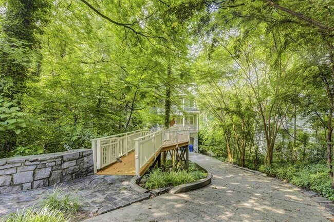 Building Photo - 743 San Antonio Dr NE