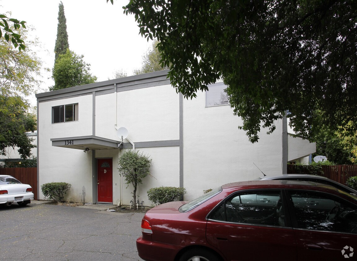 Primary Photo - 1341 Drake Dr