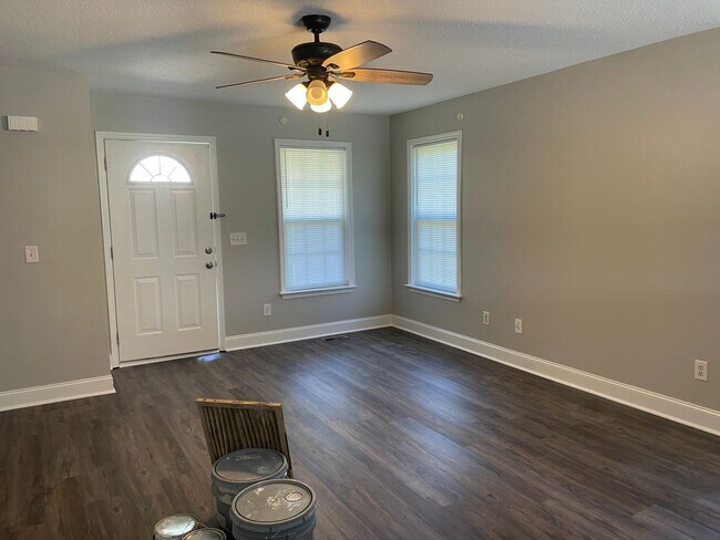 Foto del edificio - Updated 4 Bedroom with Lake-View