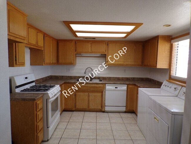 Foto del edificio - 561 Frances Dr