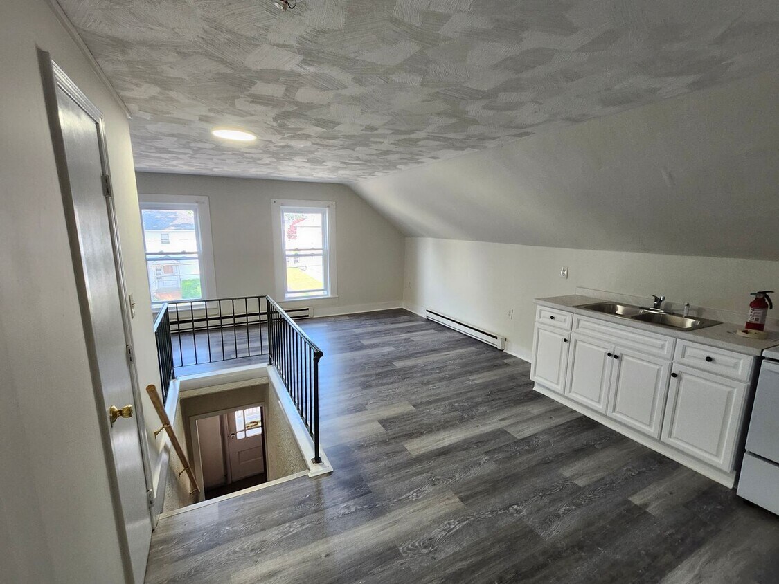 14 Slater St Unit 3, ster, MA 01570 Room for Rent in ster, MA