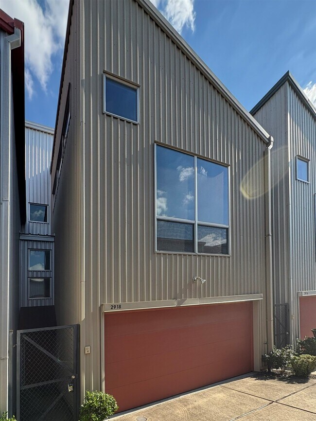 Foto del edificio - 2918 Commerce St