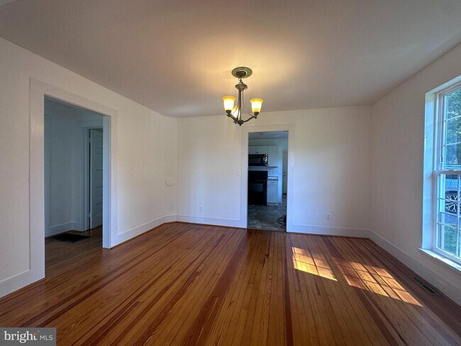 Foto del edificio - 223 Forest Lane Rd