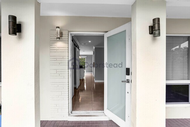 Foto del edificio - 241 NE 48th Ct