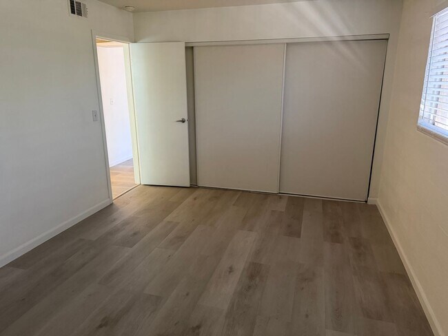 Foto del edificio - 605 S Royal Crest Cir
