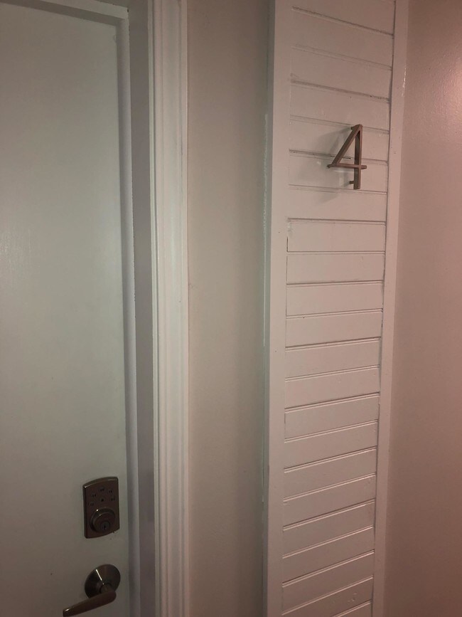Foto del edificio - 689 Lowry Ave NE