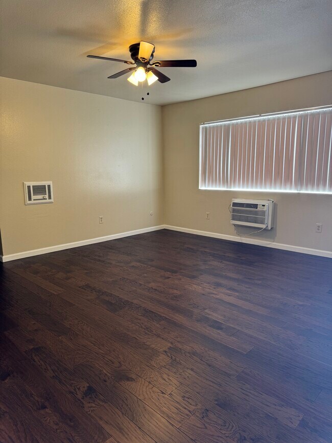 Building Photo - 3707 Hilltop Dr