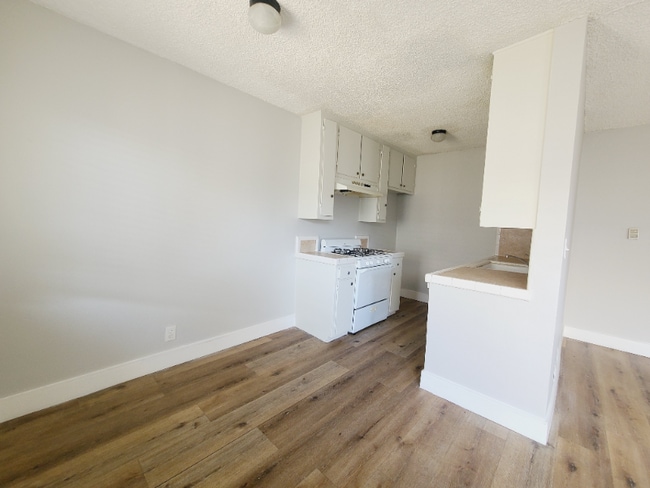 Photo - 13425 Vanowen St (Los Angeles, CA) Apartment