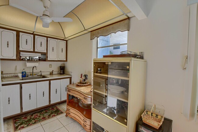 Foto del edificio - 246 Normandy Ln