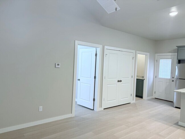 Building Photo - New Two bedroom Cottage!