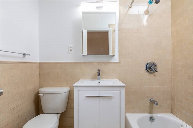 Foto del edificio - 215 Middle Neck Rd