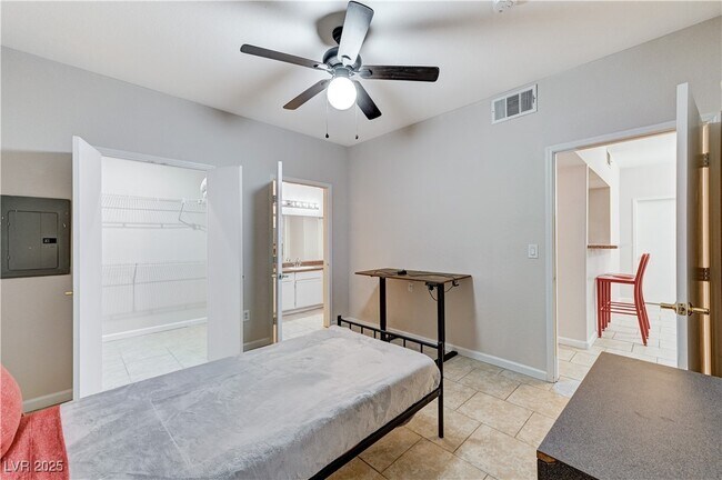 Foto del edificio - 6650 W Warm Springs Rd