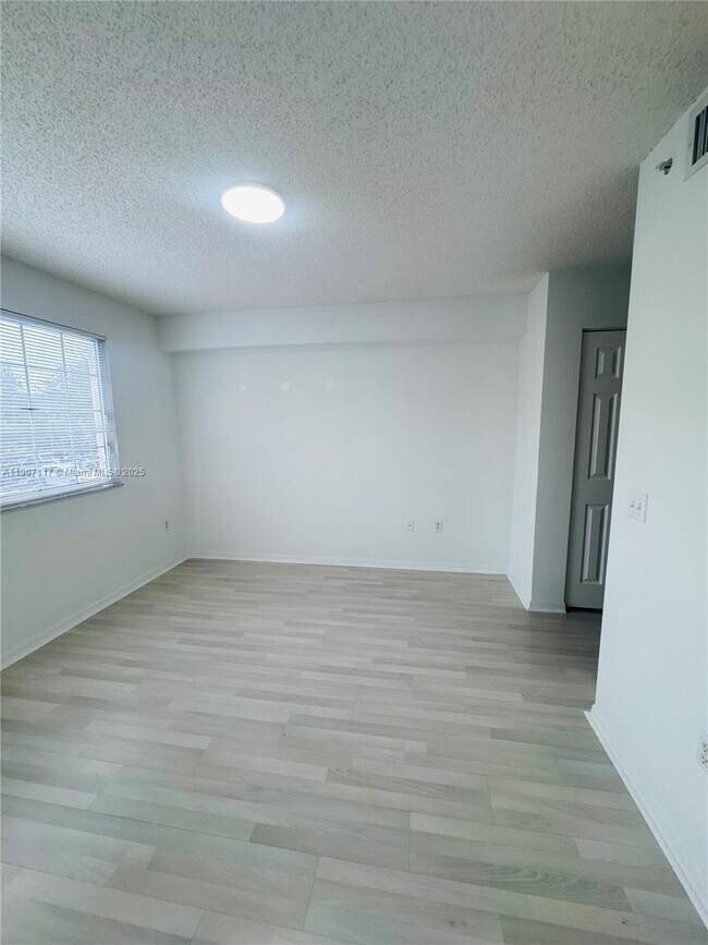 Building Photo - 2009 SE 10th Ave