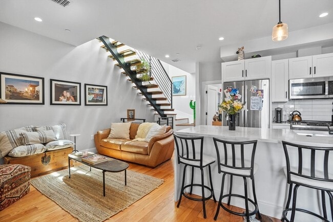 Building Photo - 174 W 7th St