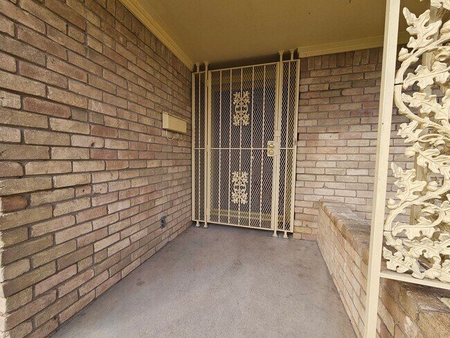 Building Photo - 5915 Fox Hill Ln