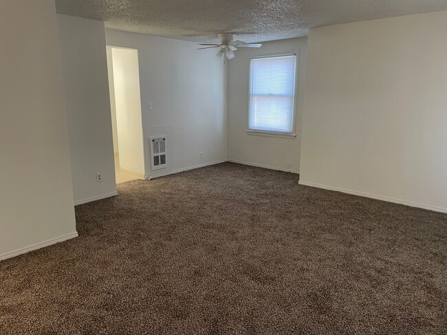 Building Photo - Cute Home In The Center Of Town!!!