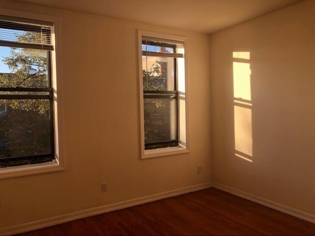 Room 1 - 1720 Woodbine St