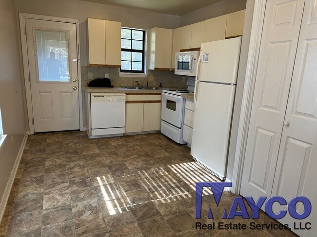 Foto del edificio - 2 bedroom duplex unit at Grand Oaks Apartments!