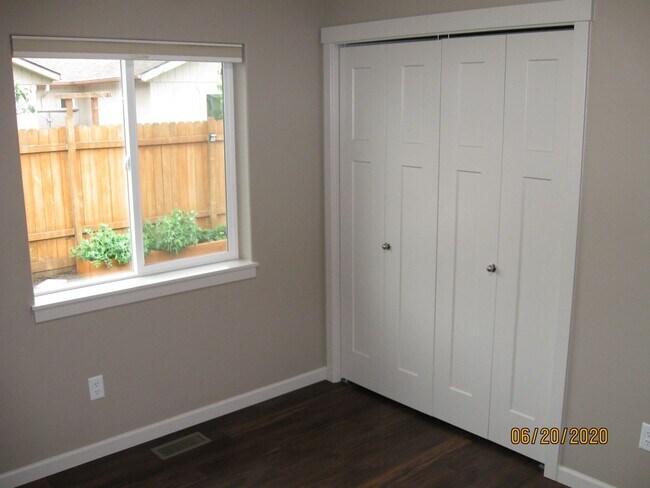 Foto del edificio - Must See 3 Bedroom with Fenced Yard!