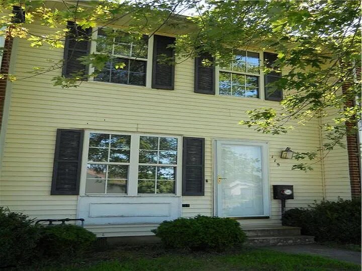 Primary Photo - 115 Holmes St