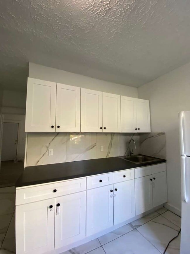 Building Photo - 34 Van Cortlandt Park Ave