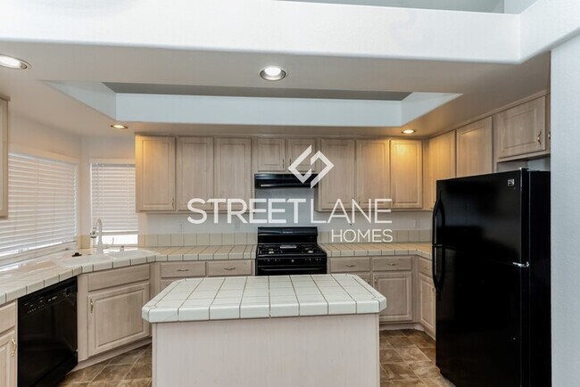 Building Photo - 4 Bedroom in Las Vegas!