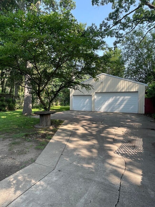 Foto del edificio - Three Bedroom Home in Kalamazoo