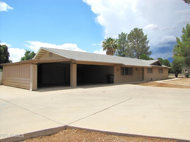 Building Photo - 947 S Cardinal Ave