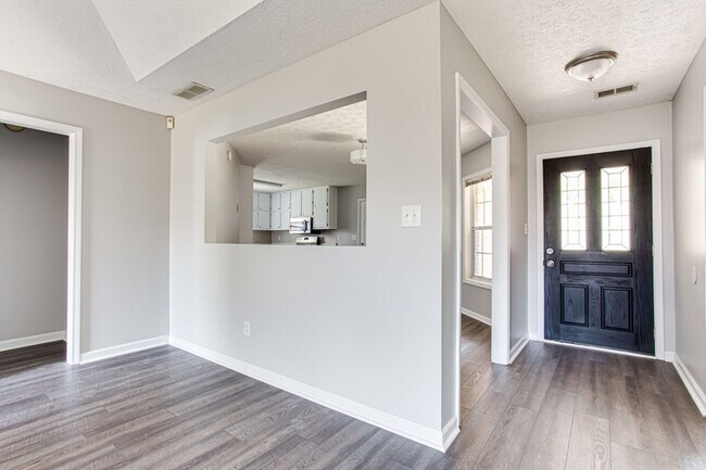Building Photo - 103 Oakwood Cir