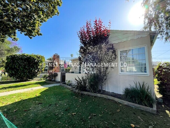 Building Photo - Historical Wrigley Area!! Lovely 2 Bedroom...