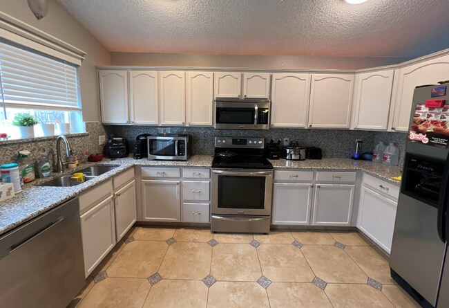 Foto del edificio - Beautifully Remodeled 5-Bedroom Home with Finished Basement and Custom Upgrades!