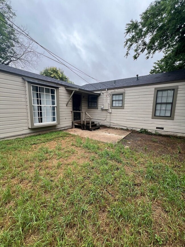 Building Photo - Great Southside Home