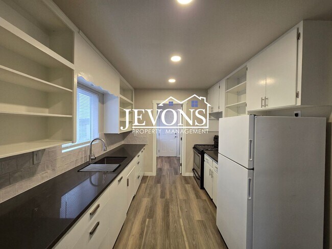 Foto del edificio - 3 bedroom homes with washer and dryer – 1-acre lot next to an orchard – Large and samll pets allo...