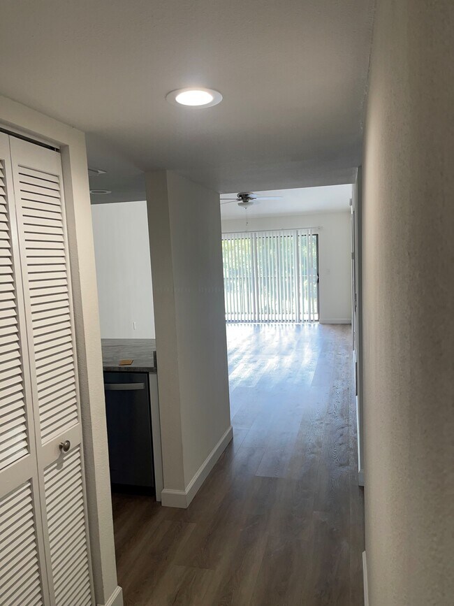 Foto del edificio - 4081 Lake Forest Dr