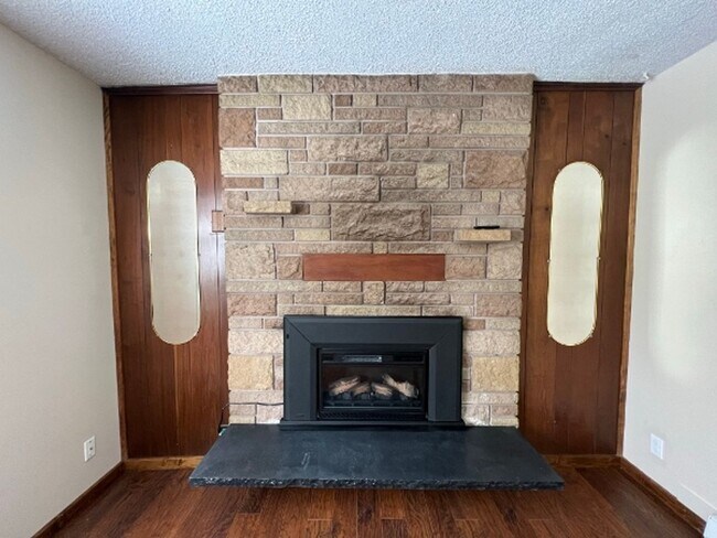 Building Photo - Dog Friendly Home in Country Setting - Wat...