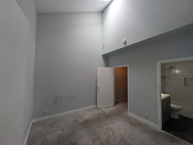 Building Photo - 837 E 17th Ave