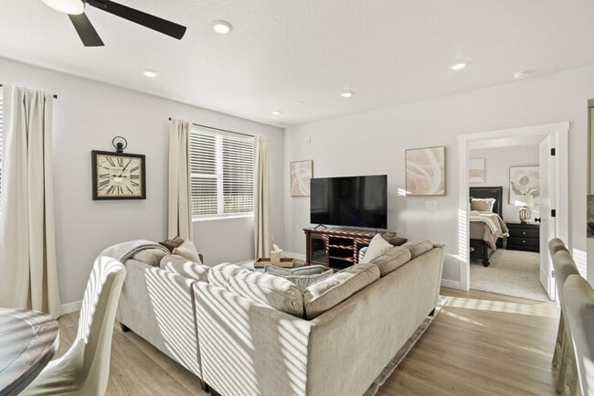 Building Photo - 206 N Chapparell Dr