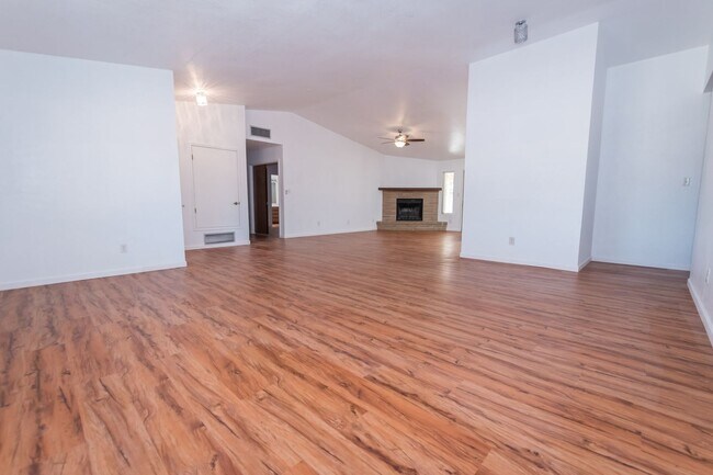 Building Photo - Charming Cul De Sac Home w/ 3 Bedroom, 2 Bath, Central A/C, Large  2 Car Garage, & RV Hook-Ups