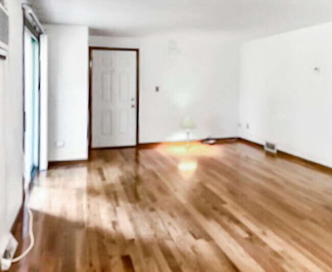 Nuevos pisos de madera noble genuina, paredes con pintura satinada blanca. - 2175 Amy Dr