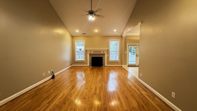 Foto del edificio - 441 Candlewood Dr