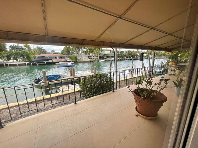 Building Photo - 9900 W Bay Harbor Dr