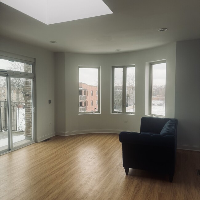 Building Photo - 1412 E Marquette Rd