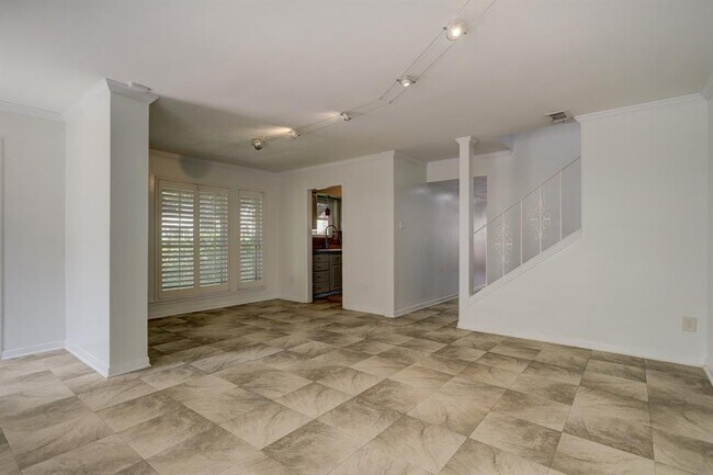 Building Photo - 400 N Post Oak Ln