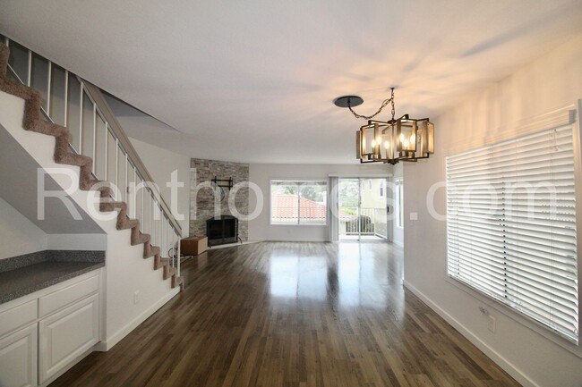 Building Photo - 2528 Navarra Dr