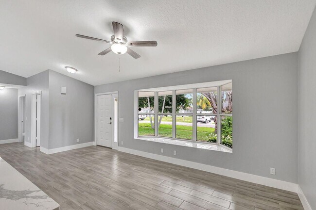 Building Photo - 843 Azalea Dr