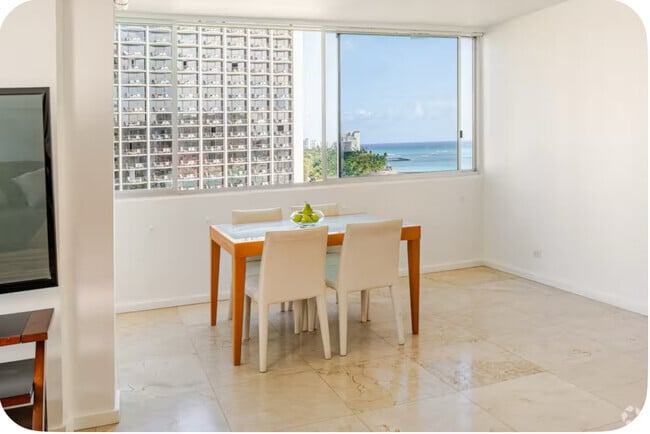 Large living room - 2500 Kalakaua Ave
