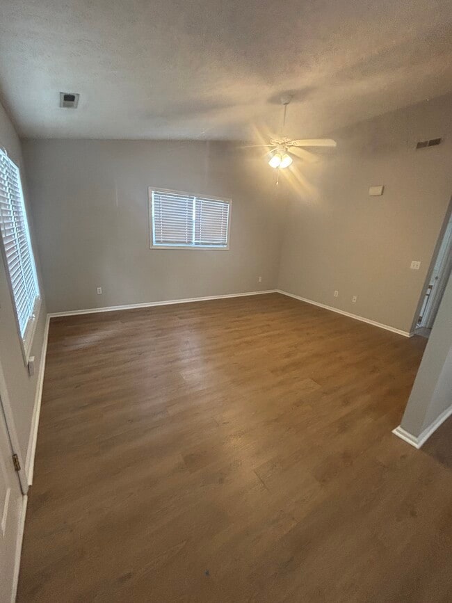Open concept den - 4102 Winterberry Ct