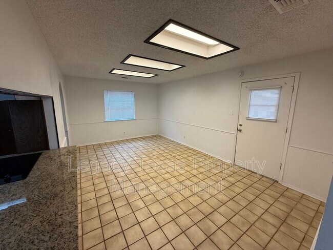 Building Photo - 1205 Tanglewood Dr