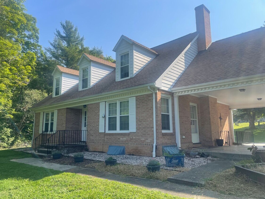 Primary Photo - 4 BR plus Office